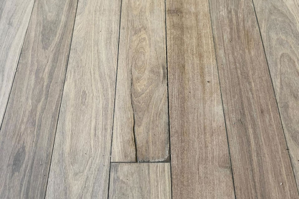 split damaged floor plank