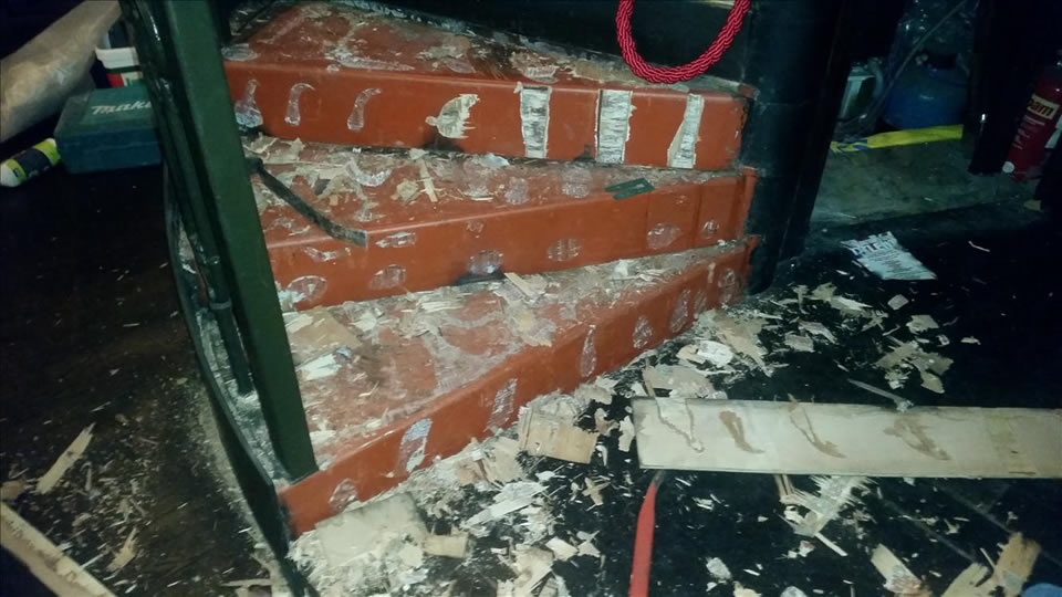 London Pub flooring stairs